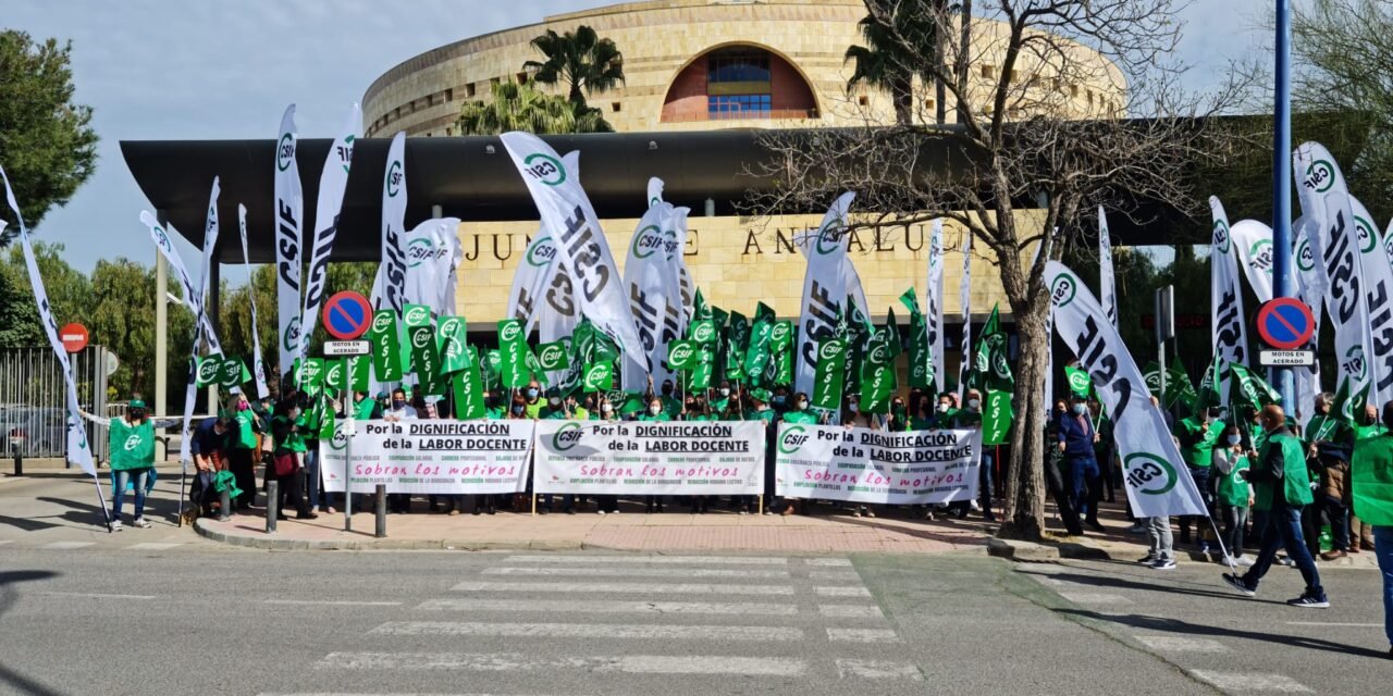 Docentes onubenses se concentran en Sevilla para exigir el mismo salario que en otras comunidades