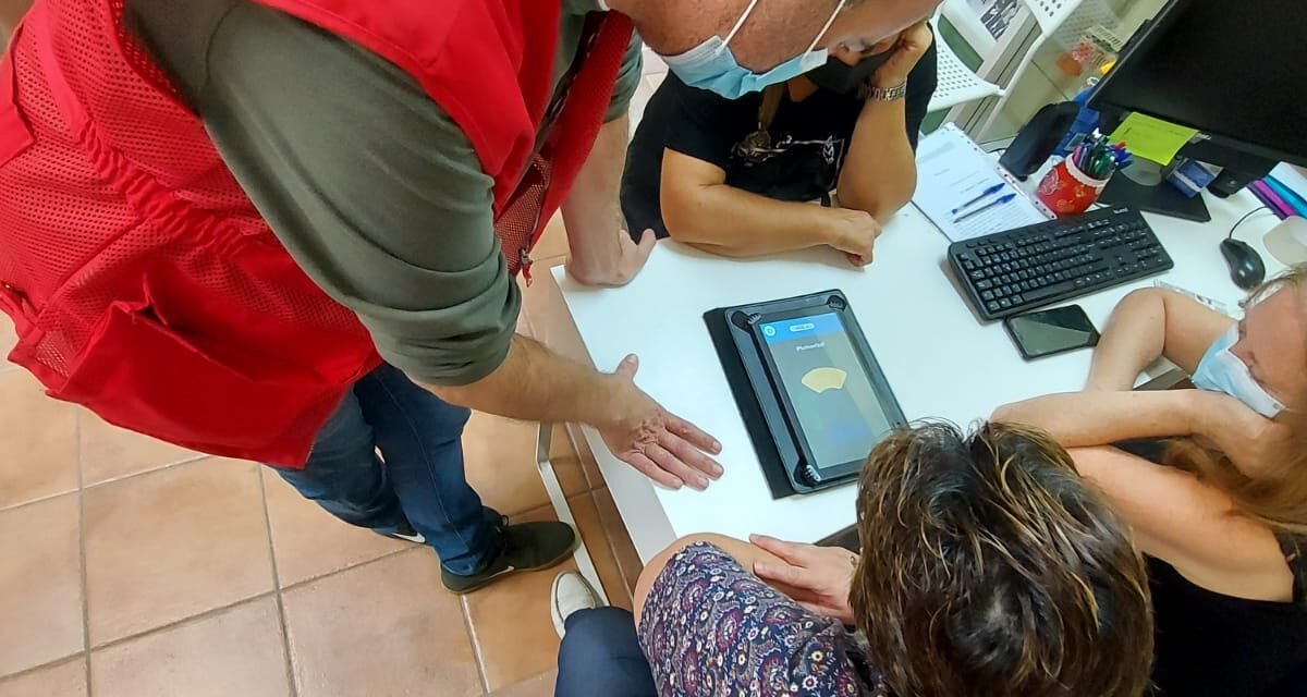 Cruz Roja ayuda a casi 600 mayores a superar la brecha digital en la provincia