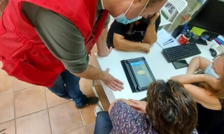 Cruz Roja ayuda a casi 600 mayores a superar la brecha digital en la provincia