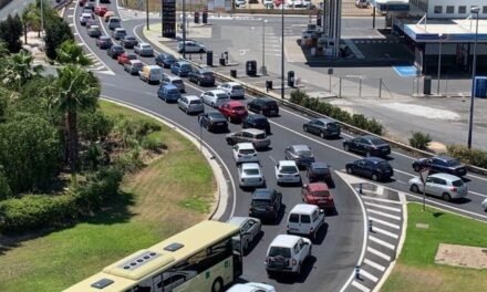 Colapso en la carretera a Punta Umbría por el accidente entre un turismo y un camión