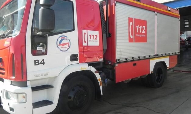 Bomberos rescatan un cadáver de un camión volcado en La Palma