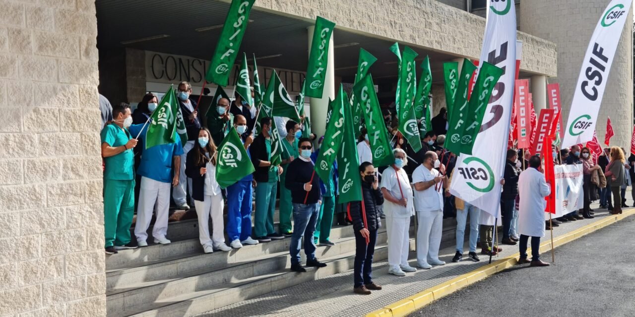 Cientos de trabajadores del SAS se concentran en Huelva para mejorar sus condiciones laborales