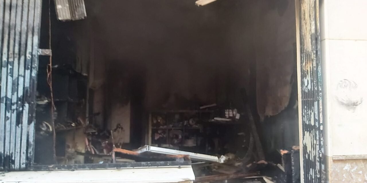 Rescatan a dos ancianos en un incendio en Isla Cristina