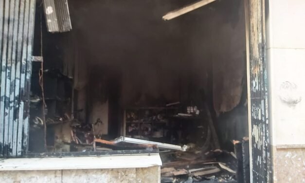 Rescatan a dos ancianos en un incendio en Isla Cristina