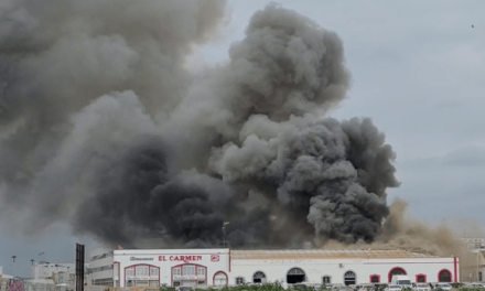 Un incendio calcina seis naves industriales en el puerto de Isla Cristina