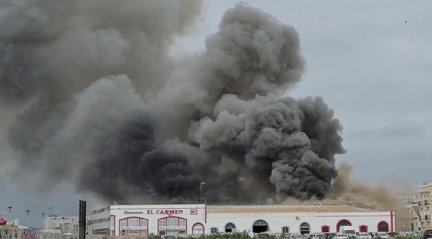Un incendio calcina seis naves industriales en el puerto de Isla Cristina
