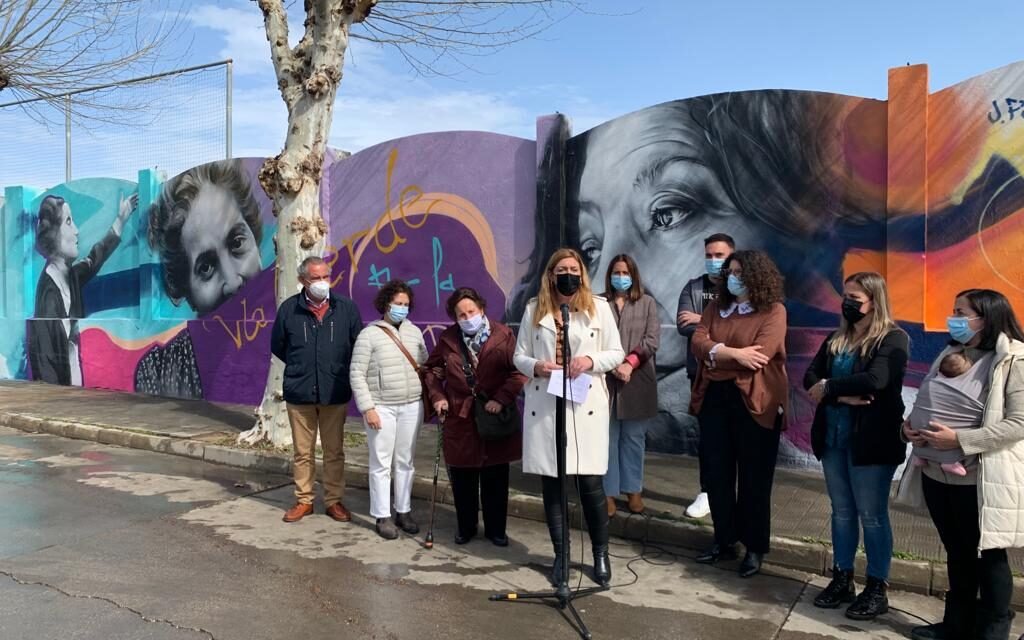 Valverde dedica un mural a Almudena Grandes, Clara Campoamor y Rosa Rite