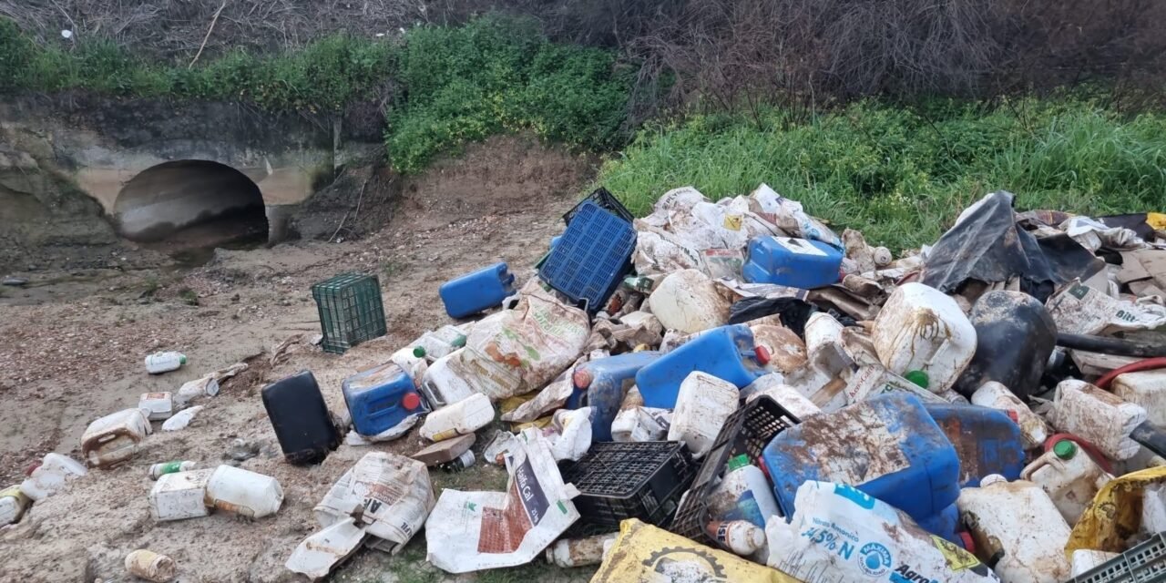 Lepe investiga un vertido de productos fitosanitarios y plásticos en el arroyo Valsequillo