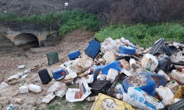 Lepe investiga un vertido de productos fitosanitarios y plásticos en el arroyo Valsequillo