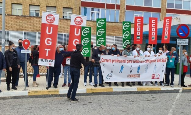 Los sindicatos se concentran en Riotinto para exigir la carrera profesional para todo el personal del SAS