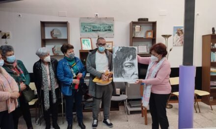 El artista nervense Joaquín Ruiz dona una obra a la asociación de mujeres Concha Espina