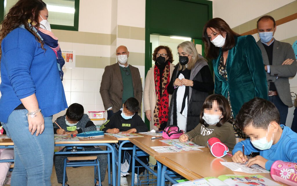 La alcaldesa de Cartaya traslada a Educación las demandas de los padres y madres cartayeros