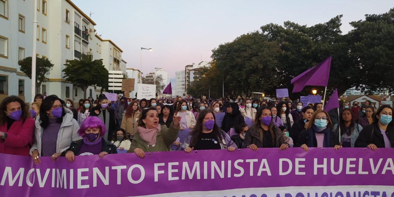 Huelva se echa a la calle para defender la igualdad entre hombres y mujeres