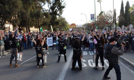 Cientos de personas se movilizan en Sevilla por el cierre del vertedero de Nerva