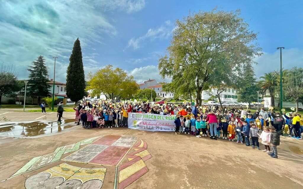 Alumnos del CEIP Virgen del Rosario protestan contra la guerra