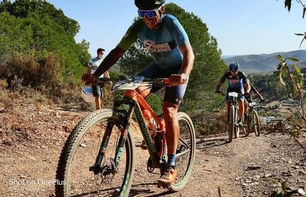 El ciclista riotinteño Pablo Soto llega segundo al ecuador del Open de Extremadura