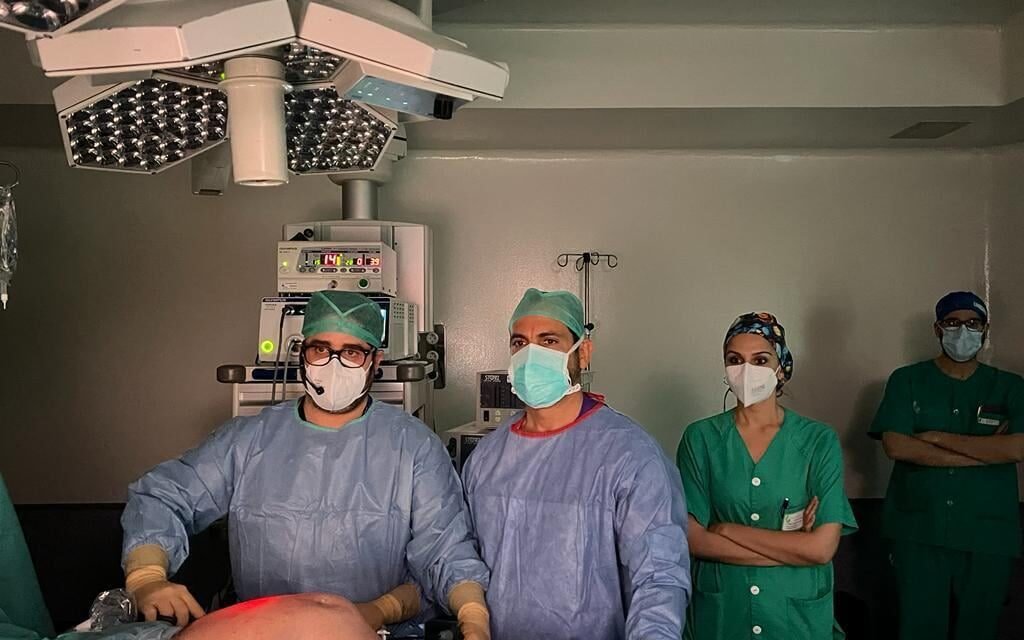 El cirujano del Hospital de Riotinto Julio Gómez enseña técnicas de vanguardia en pared abdominal