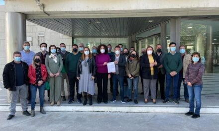 Entregan las primeras 7.000 firmas para pedir mejoras sanitarias en Huelva