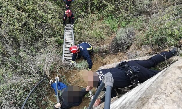 Rescatan a un niño que se cayó por un barranco en Aracena
