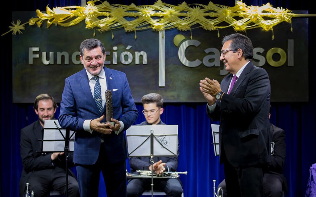 La Fundación Cajasol entrega su III Premio Gota a Gota de Pasión a Eduardo Sugrañes