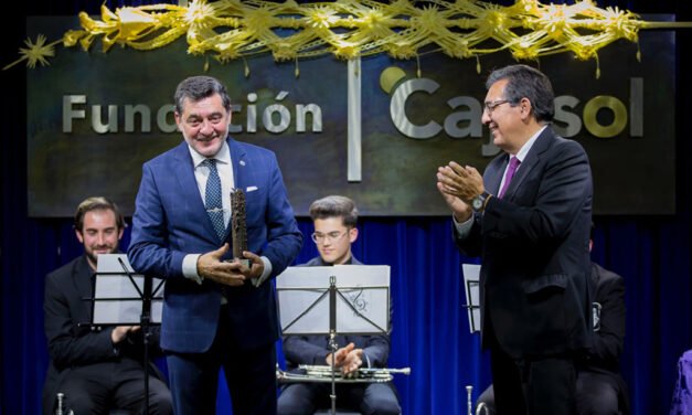 La Fundación Cajasol entrega su III Premio Gota a Gota de Pasión a Eduardo Sugrañes