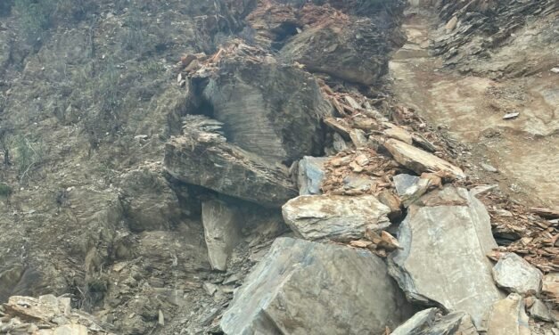 Un derrumbe obliga a cortar un carril de la N-435 entre Zalamea y Valverde