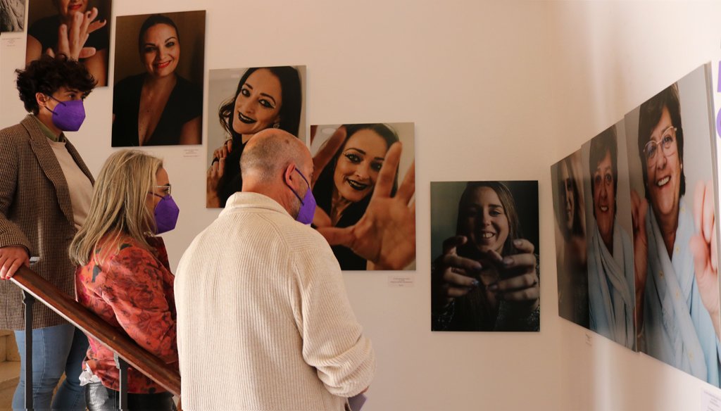 Más de 30 retratos reflejan en Cartaya la importancia de las mujeres