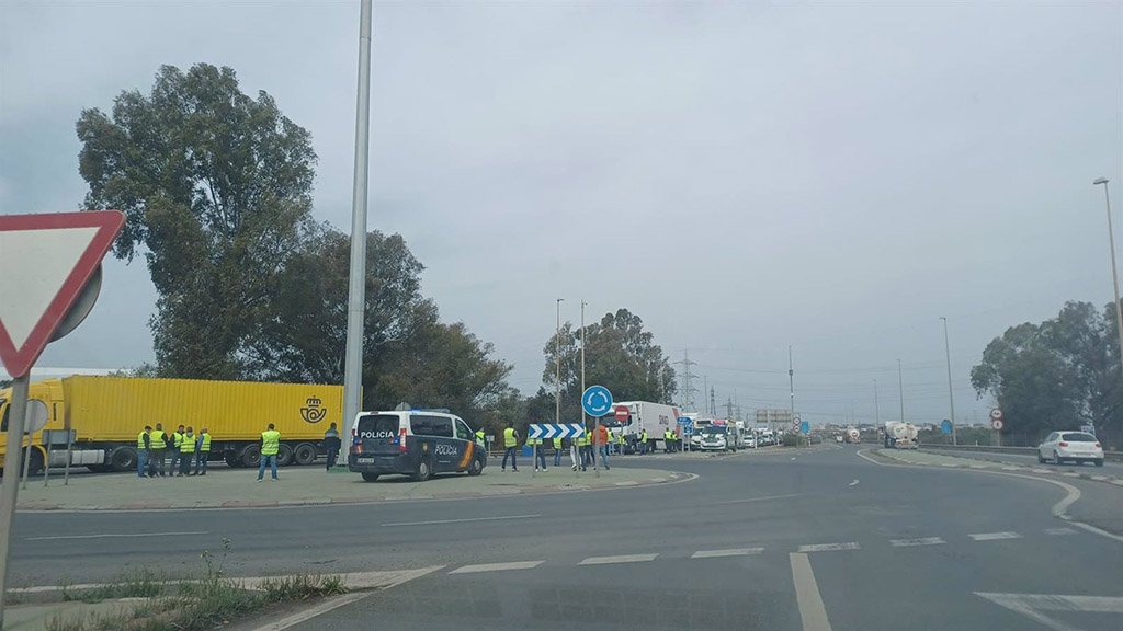 Más de 300 camiones y taxis protestan en Huelva por la subida de precios
