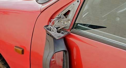 Varios coches de profesores del IES Fuente Juncal aparecen con destrozos en ruedas y espejos