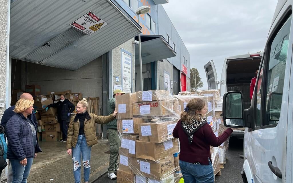 Los vecinos de Zalamea entregan material para los afectados por la guerra de Ucrania