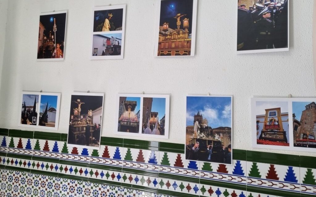 El Bar Perea de Zalamea acoge una exposición de fotografías sobre Semana Santa