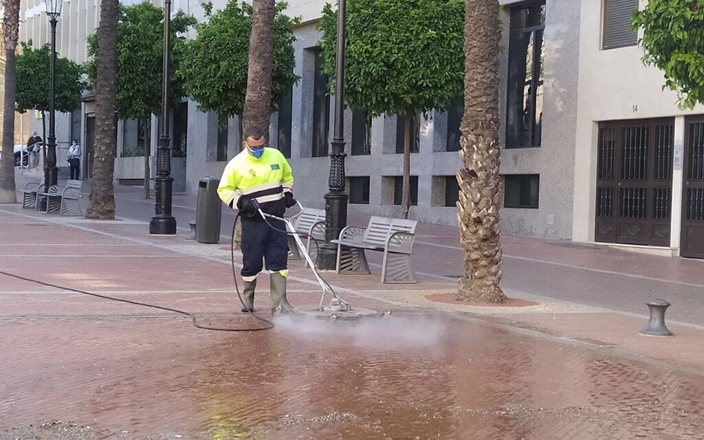 Un dispositivo especial de limpieza retira la cera de las procesiones en Huelva