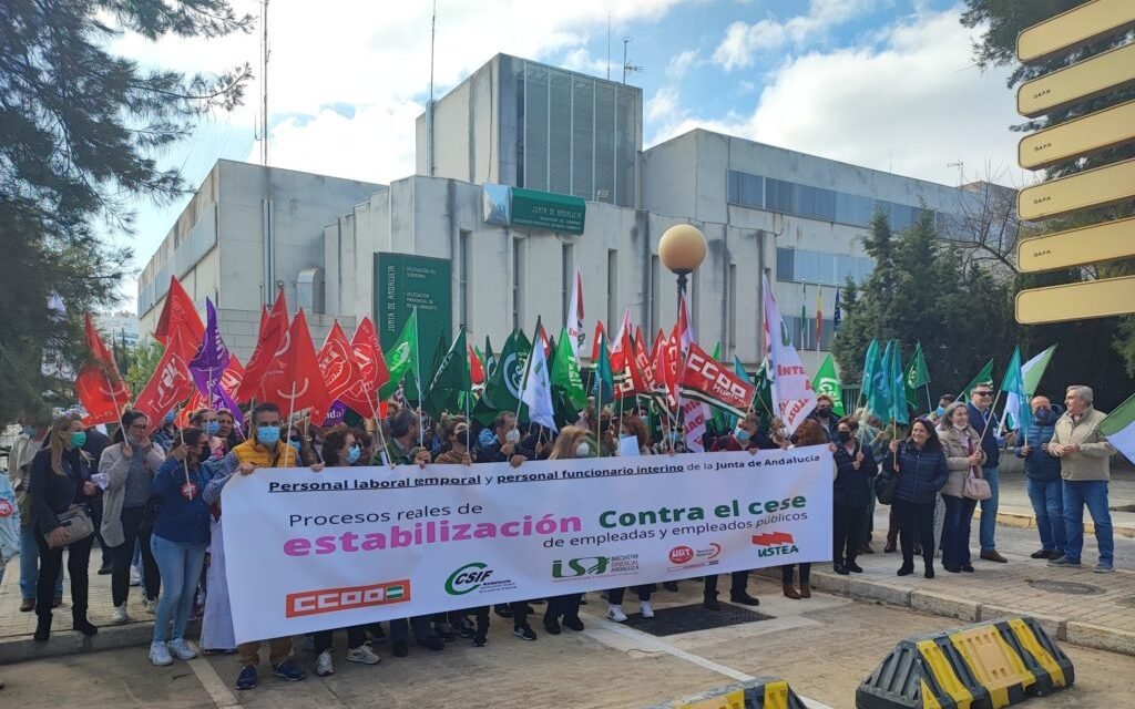 Los sindicatos se concentran contra el «cese indiscriminado» de empleados públicos de la Junta