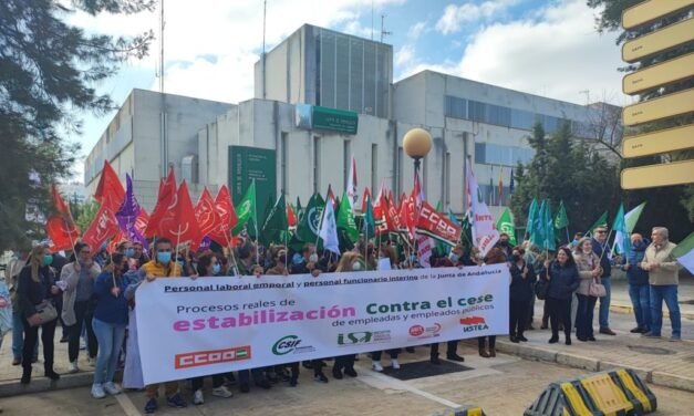 Los sindicatos se concentran contra el «cese indiscriminado» de empleados públicos de la Junta