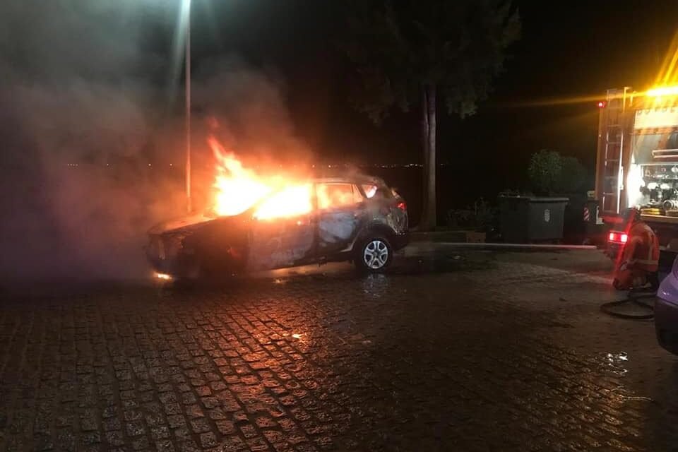 Bomberos sofocan el incendio de un vehículo en Moguer de madrugada