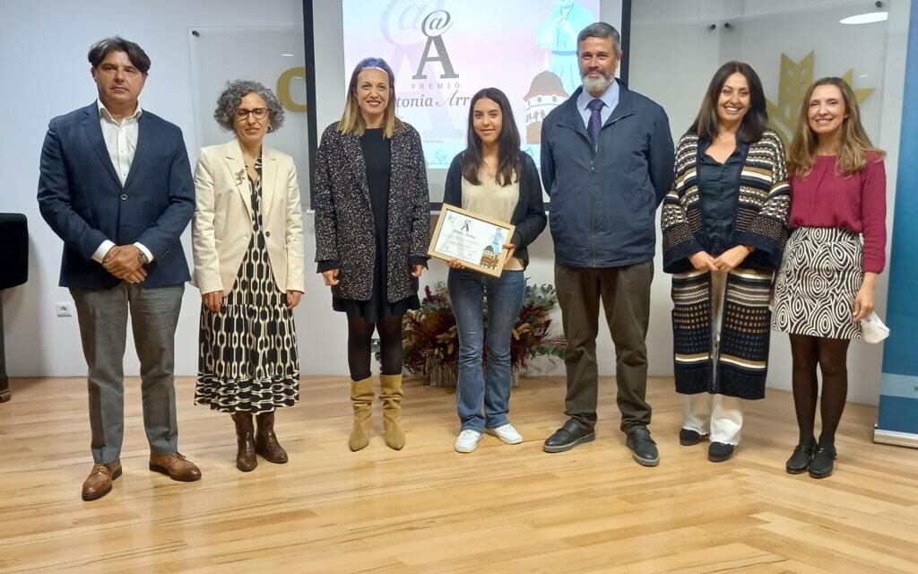 Violeta Alcuña recibe el Premio Antonia Arrobas a la alumna de secundaria más destacada