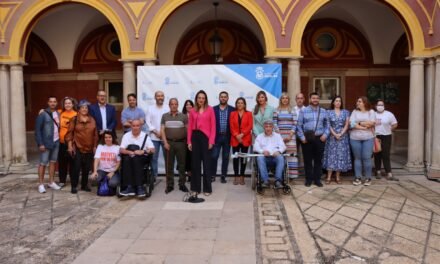 El Ayuntamiento de Huelva colorea de naranja la ciudad para conmemorar el Día Mundial de la Esclerosis múltiple