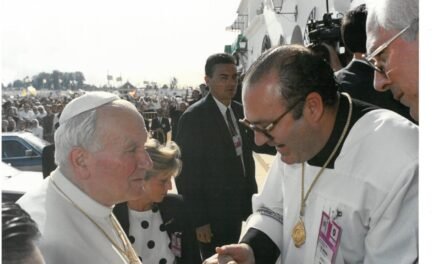 El párroco nervense Diego Capado presentará el próximo lunes el libro ‘El Rocío y San Juan Pablo II’