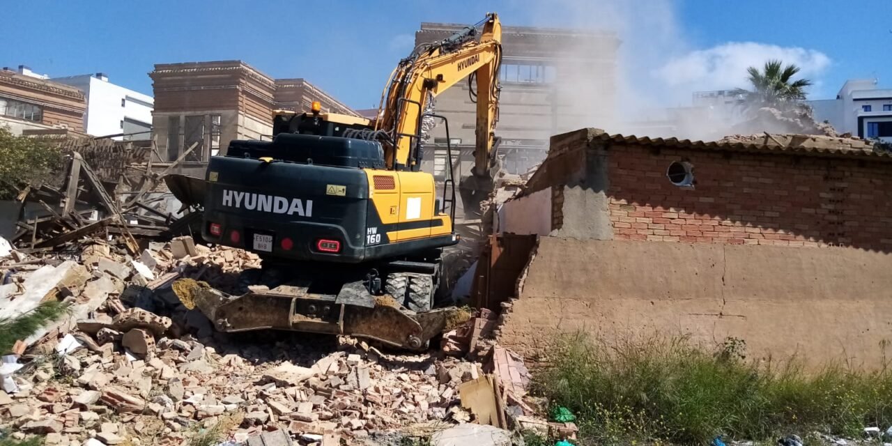 Derriban un edificio junto al Colegio de Ferroviarios