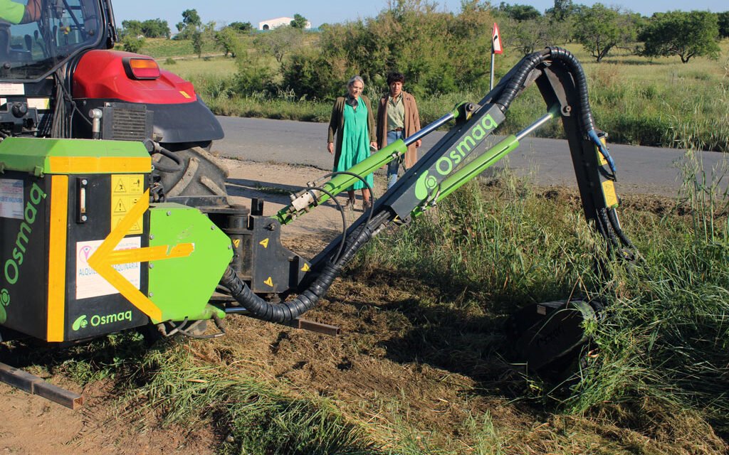 Cartaya pone en marcha un servicio extraordinario de desbroce y limpieza de cunetas