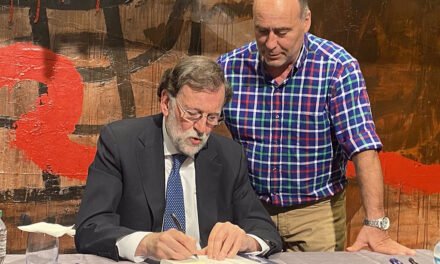 Rajoy firma su libro ‘Política para adultos’ este viernes en Huelva