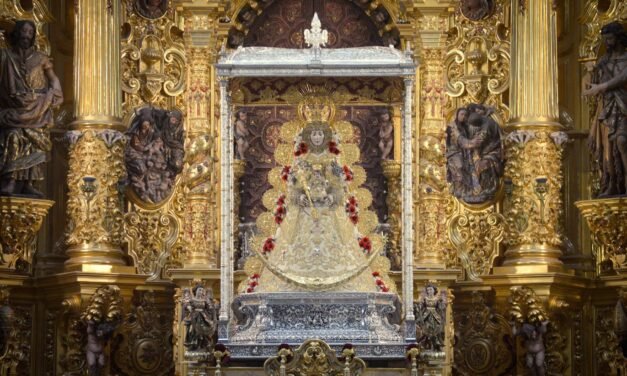 La Virgen del Rocío ya viste de Reina a la espera de la romería