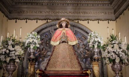 La Virgen del Rocío ya viste de Pastora para su traslado este domingo