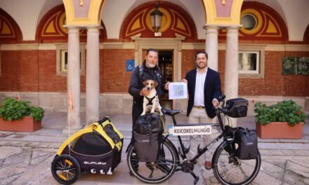 Sel López y su mascota Keico hacen parada en Huelva en su ruta hacia Japón en bicicleta