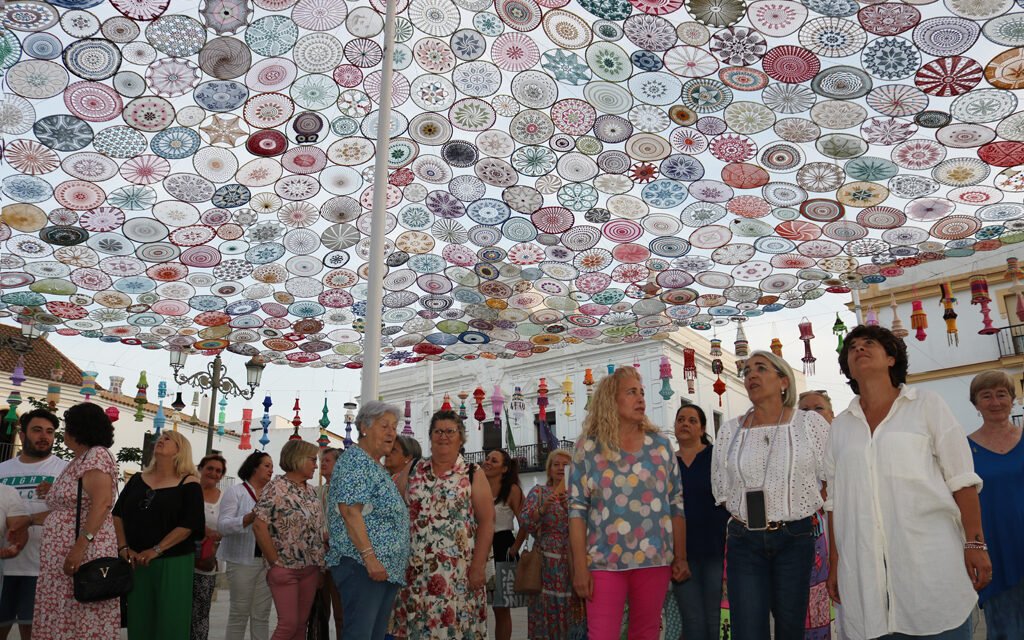 Mujeres de Cartaya embellecen el municipio con lámparas y aros de croché