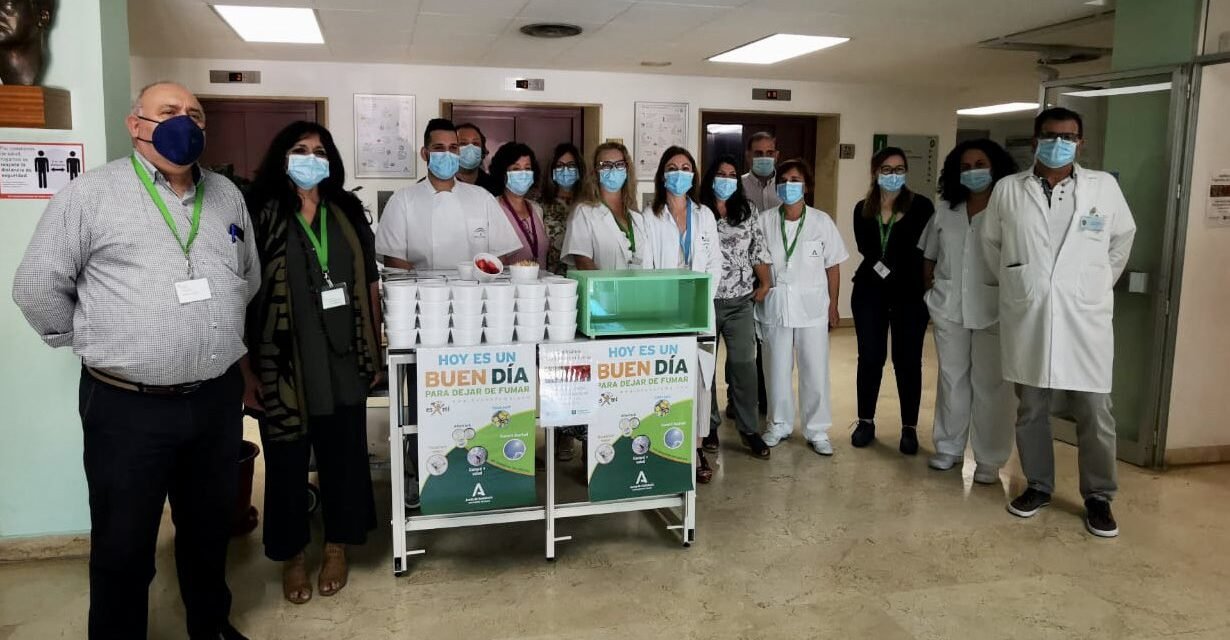 El Hospital de Riotinto intercambia fresas por cigarrillos en el Día Mundial Sin Tabaco