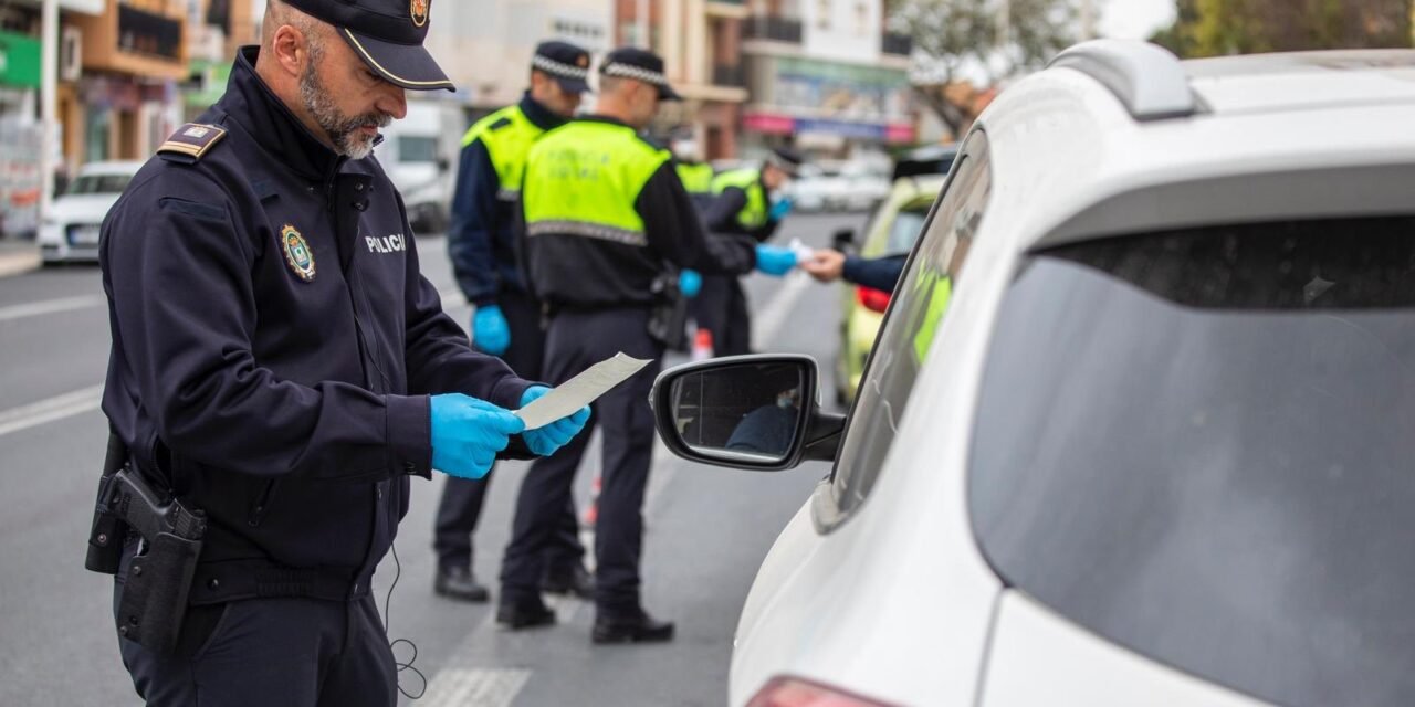 Prende fuego a una palmera y la emprende a puñetazos y bocados para evitar ser detenido