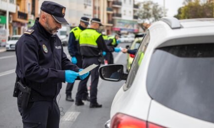 Prende fuego a una palmera y la emprende a puñetazos y bocados para evitar ser detenido