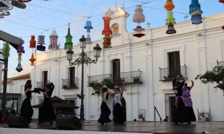 El XI Concurso Provincial de Sevillanas llena de vida el centro de Cartaya