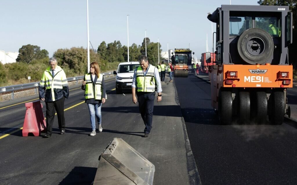 El Puerto de Huelva prevé finalizar este mes las obras de adecuación y desdoble de la carretera de acceso al Muelle Sur